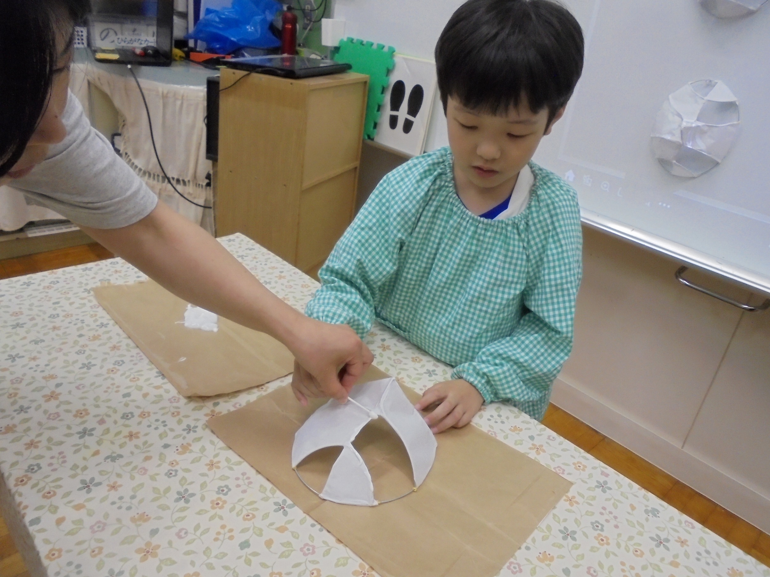 針金にボンドを付けました