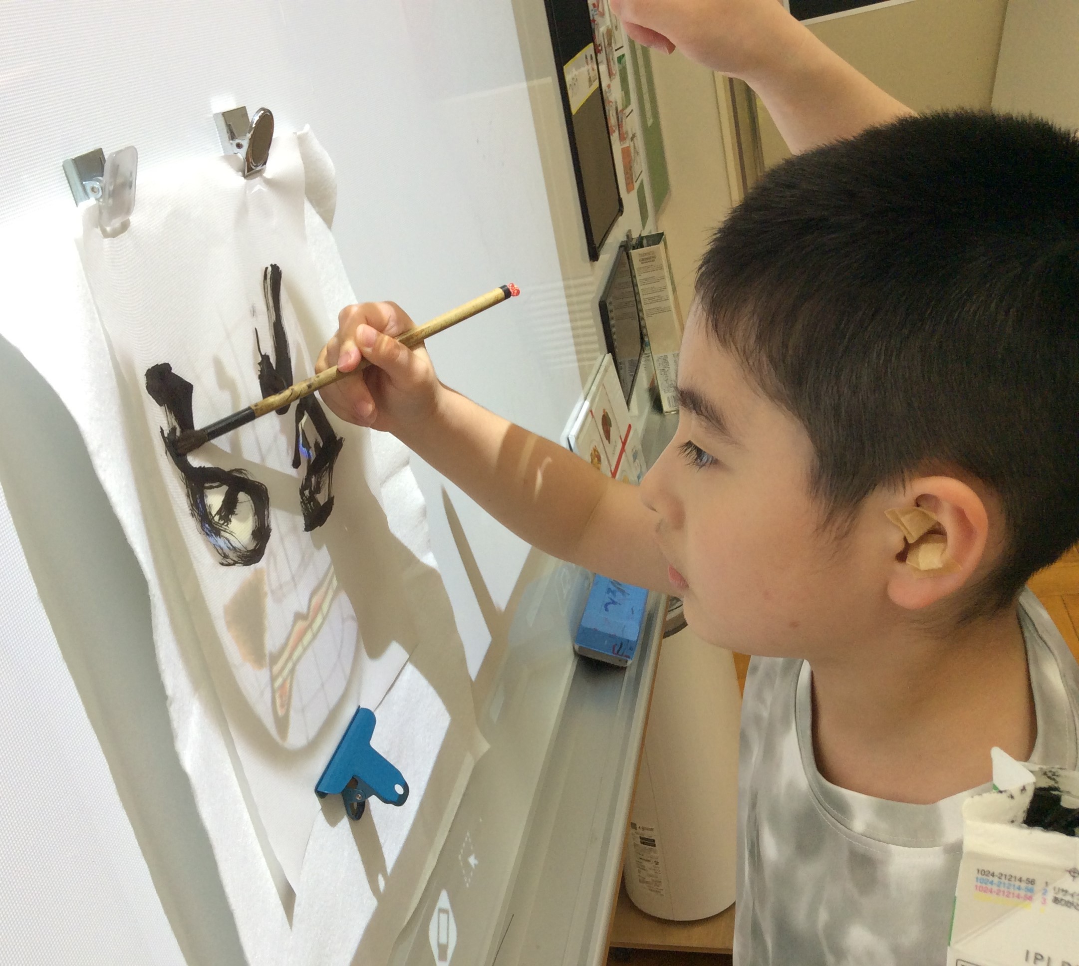 始めは投影した下絵をなぞって書く練習