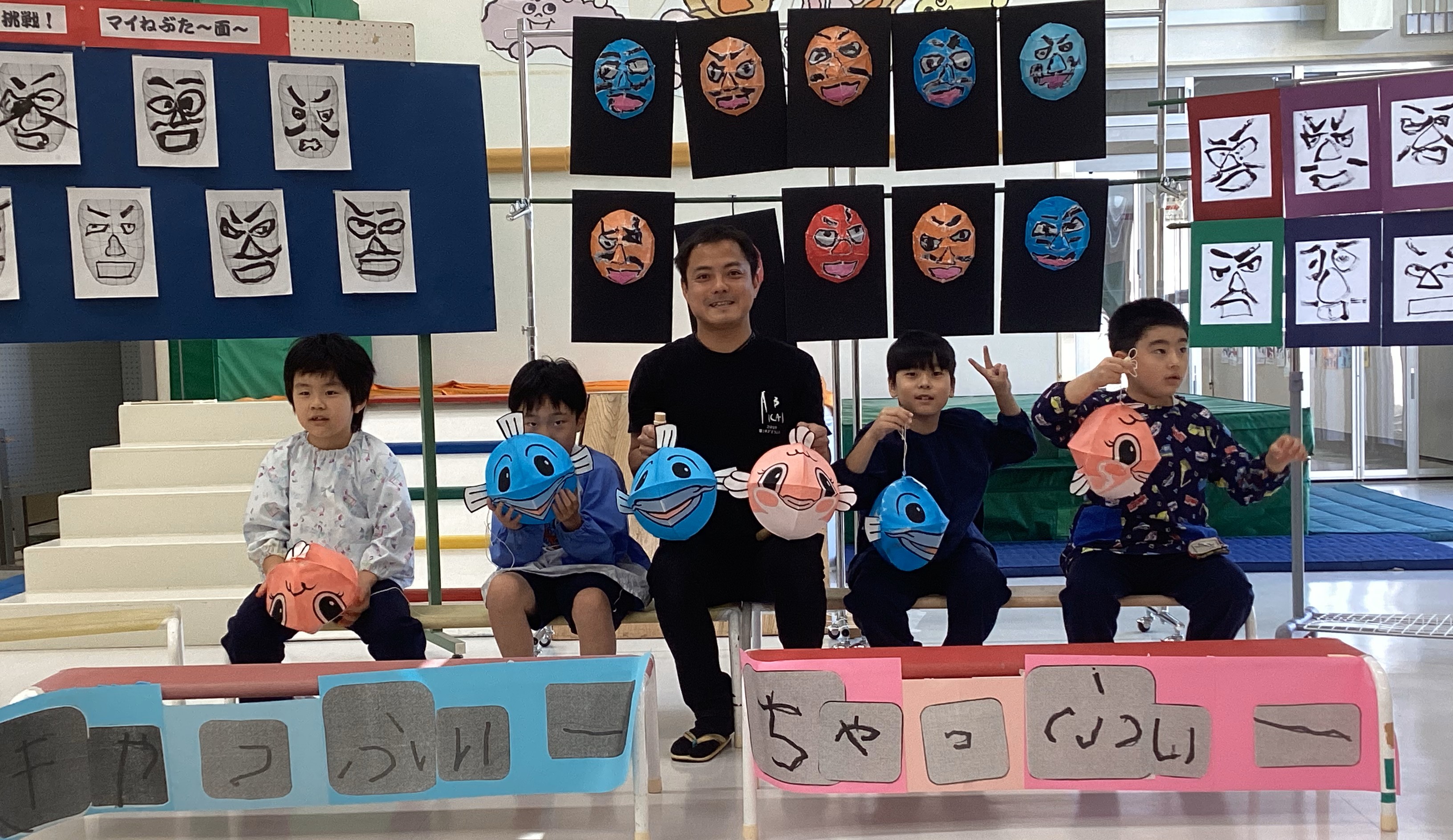 １学期に制作した「ねぶたの面」をバックにパシャ！