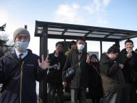 バス停で待っている様子。